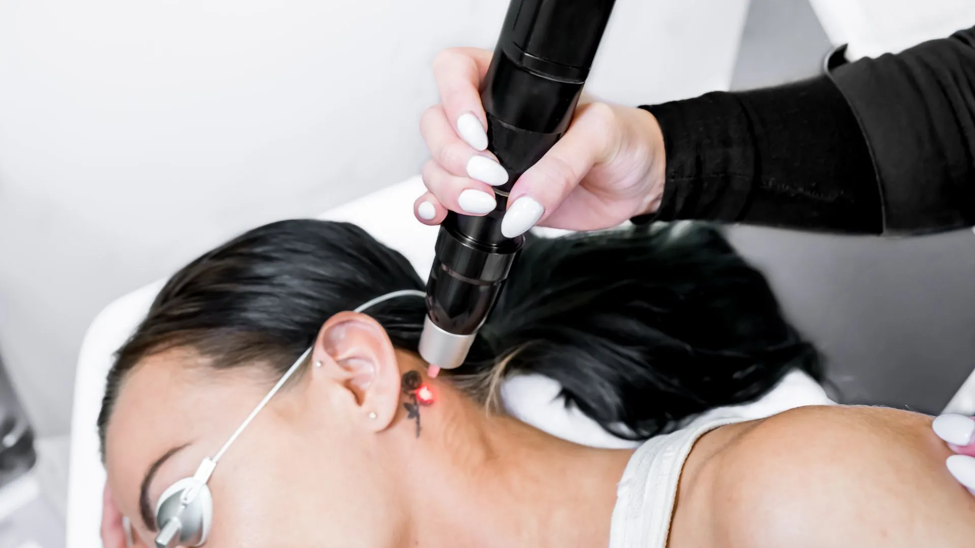 LASEROWE USUWANIE TATUAŻU/ MAKIJAŻU PERMANENTNEGO