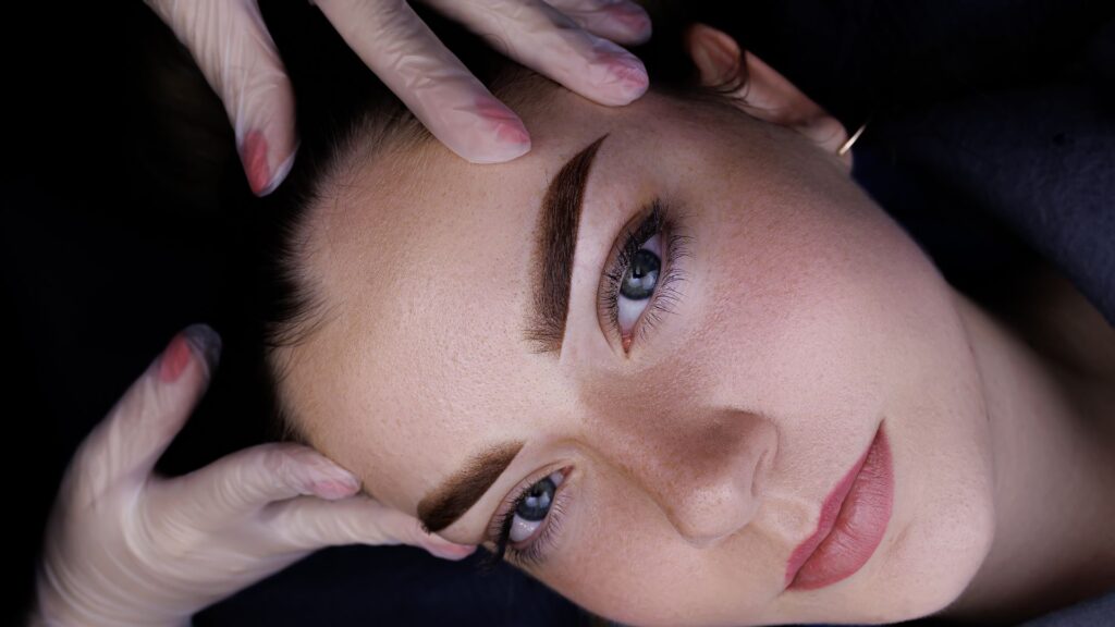 Makijaż Permanentny Brwi: Doskonały Łuk dla Doskonałego Wyglądu