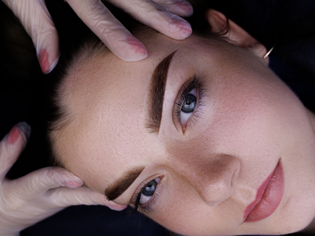 Makijaż Permanentny Brwi: Doskonały Łuk dla Doskonałego Wyglądu